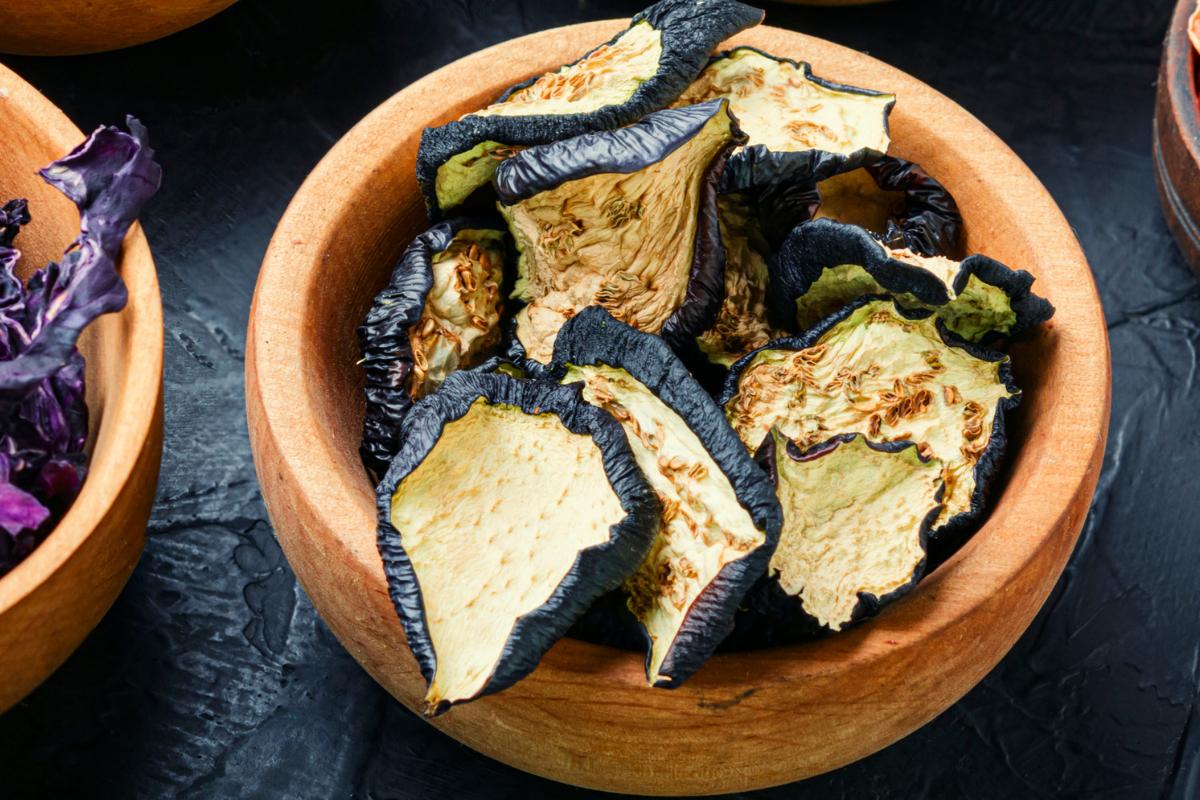 Cómo hacer chips de berenjena al horno