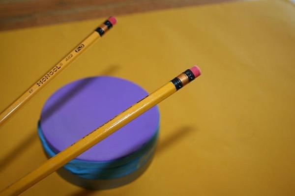 Cómo hacer un tambor con un globo - Paso 6