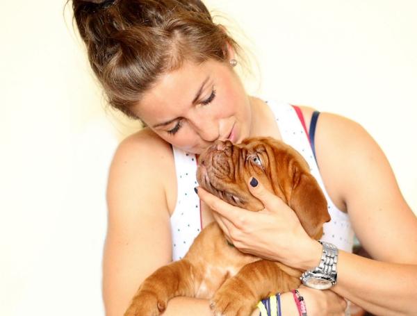 10 señales de que mi perro me quiere - No pierde oportunidad de lamerte 