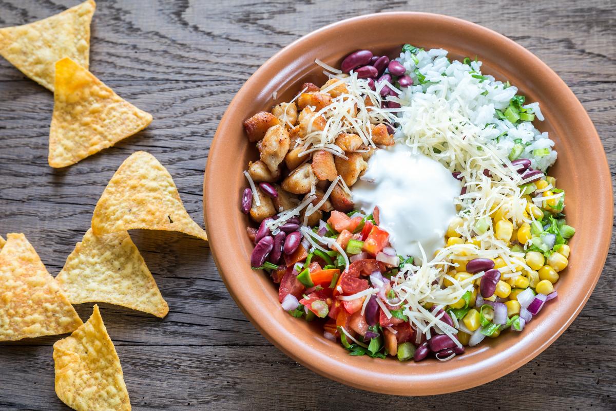 Cómo hacer una ensalada de arroz con pollo, una receta deliciosa y refrescante