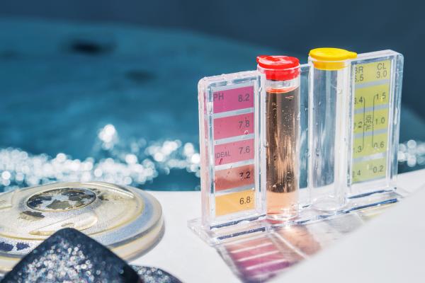 Cómo bajar el pH de la piscina: consejos para mantenerlo equilibrado