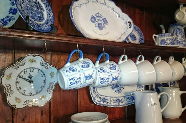 Cómo colocar una cristalería en una vitrina - Coloca las fuentes grandes al fondo