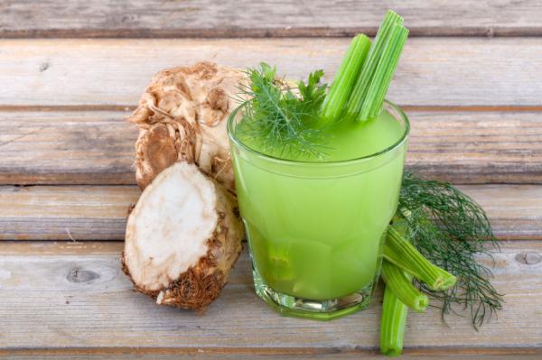 Jugos verdes para adelgazar - Jugo de pepino, apio y piña para depurar tu cuerpo 