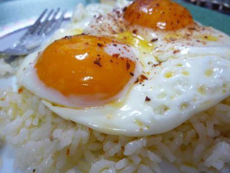Cómo hacer arroz blanco con huevos