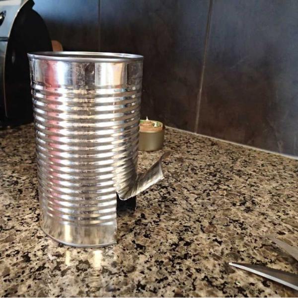 Cómo hacer una cocina de camping con una lata - Paso 7