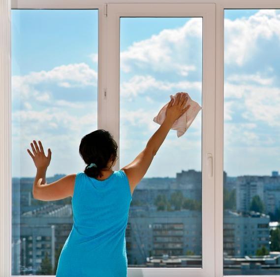 Cómo ahorrar limpiando con productos caseros - Limpiar cristales con vinagre