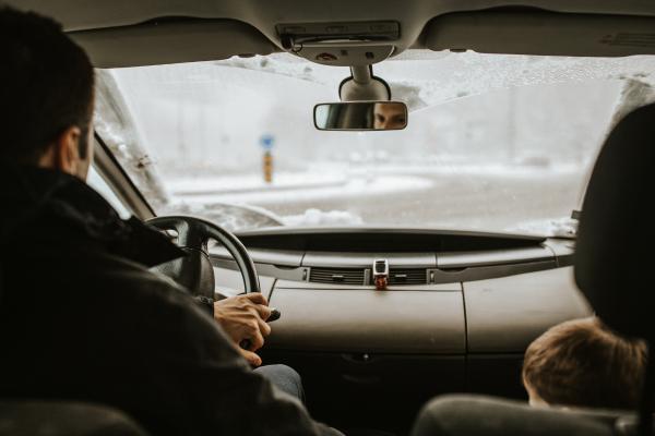 ¿Se puede conducir con abrigo? ¿Te pueden multar? - ¿Cuáles son los riesgos de conducir con abrigo?