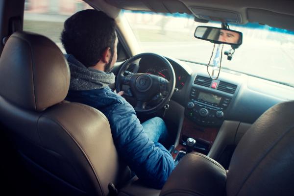 ¿Se puede conducir con abrigo? ¿Te pueden multar? - ¿Está prohibido conducir con abrigo?