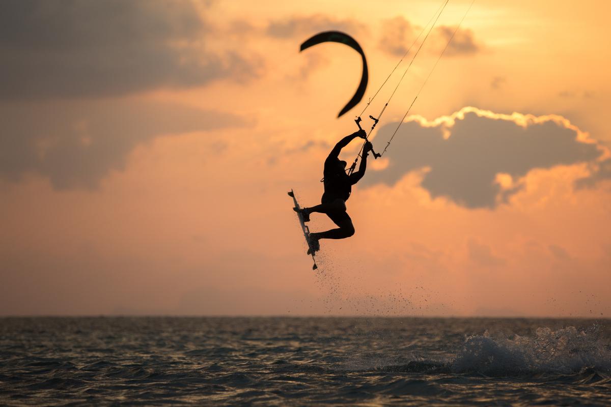 Kitesurf: qué es, en qué consiste este deporte y diferencias con el surf