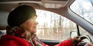 ¿Se puede conducir con abrigo? ¿Te pueden multar?