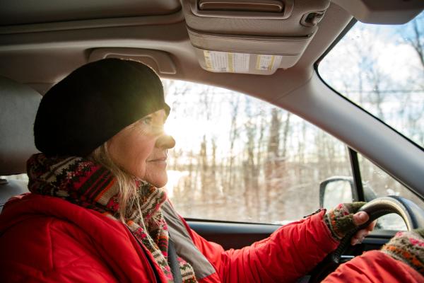 ¿Se puede conducir con abrigo? ¿Te pueden multar?