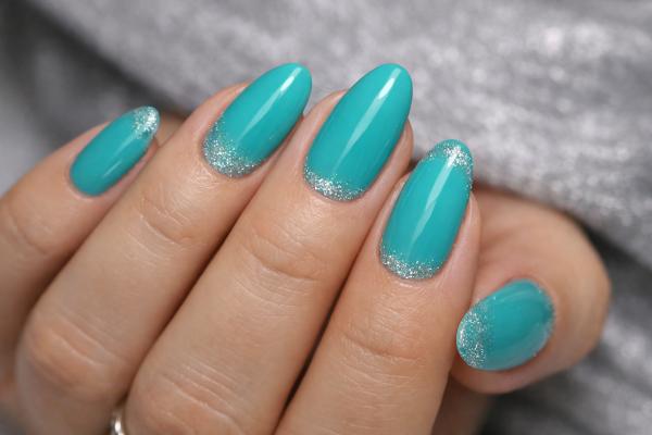 Diseños de uñas turquesa para lucir espectacular - Uñas azul turquesa con glitter sutil