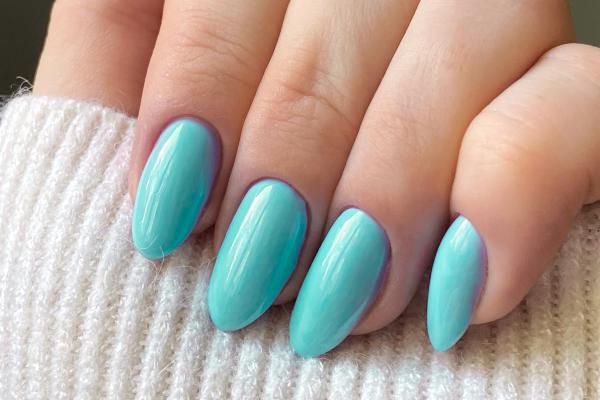 Diseños de uñas turquesa para lucir espectacular - Uñas azul turquesa monocromáticas con acabado brillante