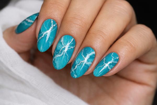 Diseños de uñas turquesa para lucir espectacular - Uñas color turquesa con efecto mármol