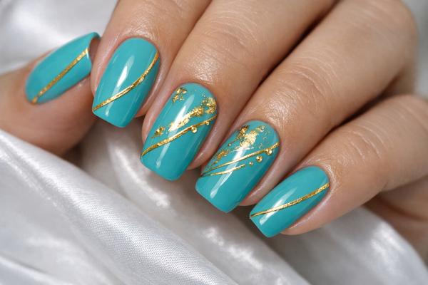 Diseños de uñas turquesa para lucir espectacular - Uñas turquesa elegantes con detalles dorados