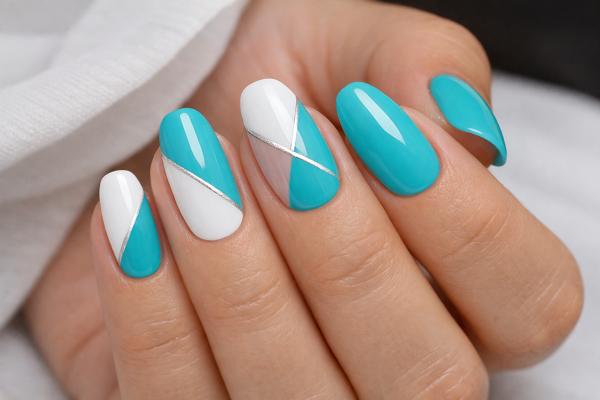 Diseños de uñas turquesa para lucir espectacular - Uñas turquesa y blanco con diseño geométrico