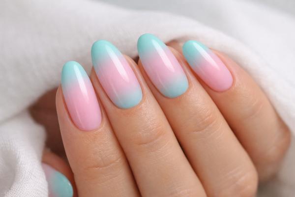 Diseños de uñas turquesa para lucir espectacular - Uñas turquesa y rosa en degradado suave