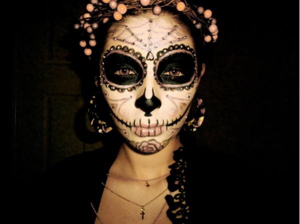 Cómo hacer un disfraz de calavera mexicana - Paso 3