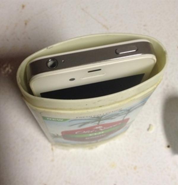 Cómo hacer una funda para iPhone con un desodorante - Paso 6