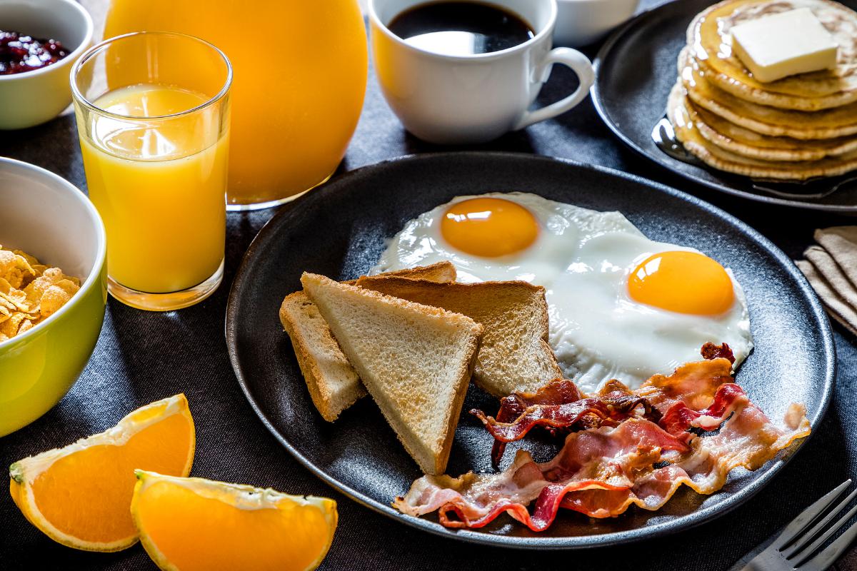 ¿Qué es el desayuno americano? Qué lleva y diferencia con el continental