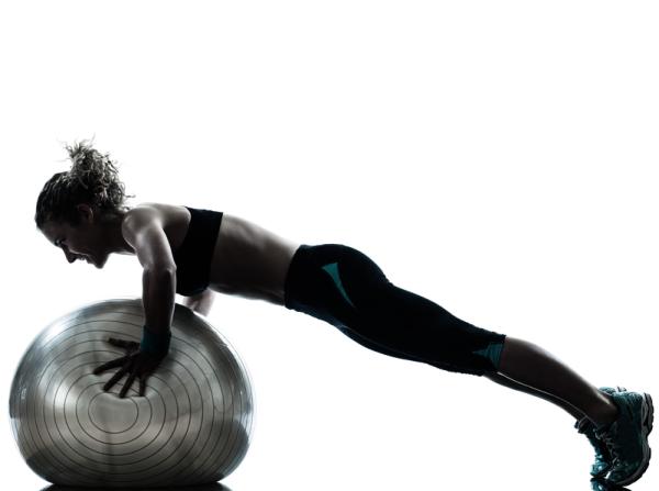 Los mejores ejercicios para el tren superior - Flexiones inclinadas