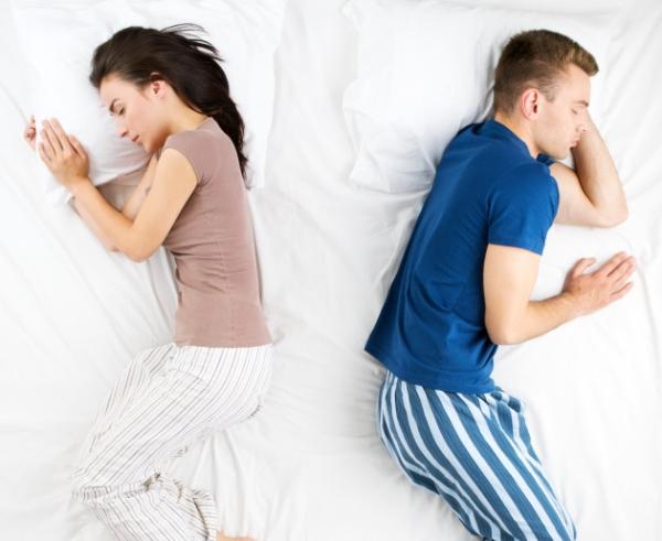 Posiciones para dormir en pareja y sus significados - De espaldas y separados