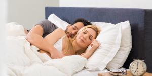 Posiciones para dormir en pareja y sus significados