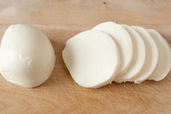 Diferencia entre burrata y mozzarella: conoce en qué se diferencian y en qué son similares - ¿Qué es la mozzarella?