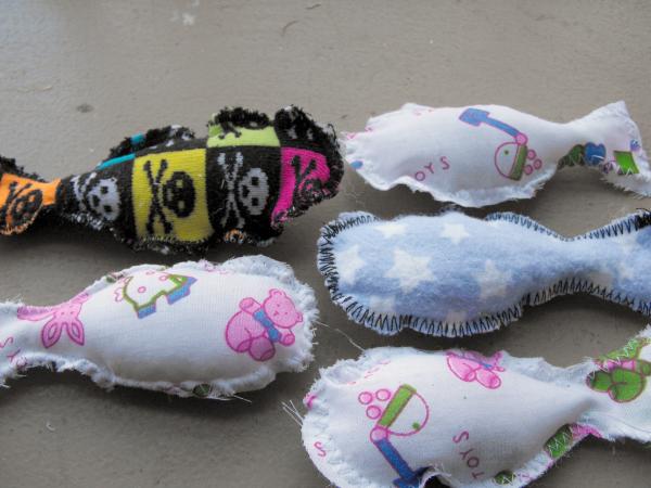 Manualidades para mascotas - Peces de tela para gatos