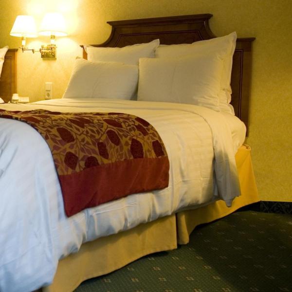 Cómo hacer un cabecero para la cama con una barra de cortina