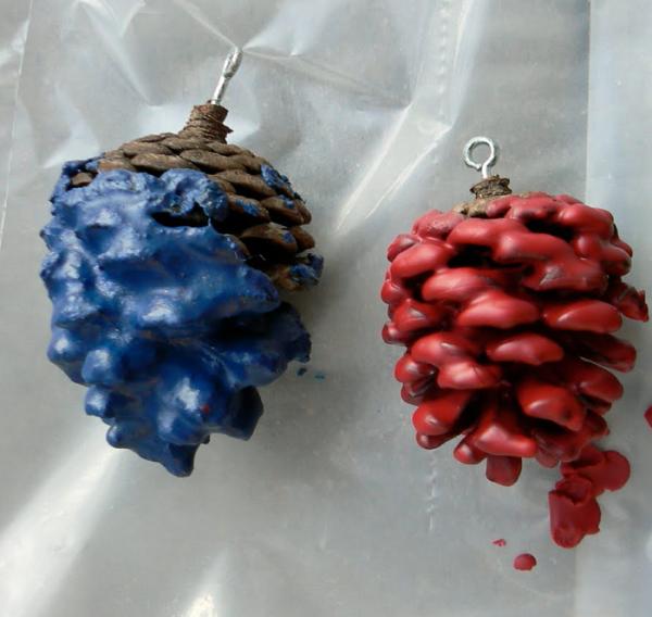 Cómo hacer adornos para el árbol de Navidad con piñas - Piñas de colores