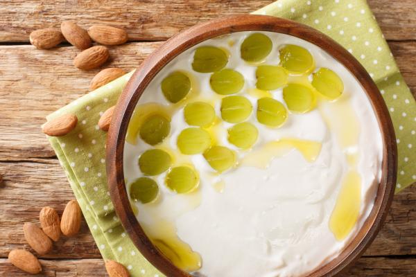 Las mejores sopas y cremas frías para combatir el calor en verano - Ajoblanco malagueño