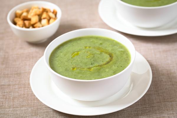 Las mejores sopas y cremas frías para combatir el calor en verano - Crema fría de calabacín