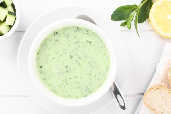 Las mejores sopas y cremas frías para combatir el calor en verano - Crema fría de pepino y yogur