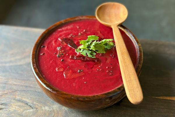 Las mejores sopas y cremas frías para combatir el calor en verano - Sopa fría de remolacha