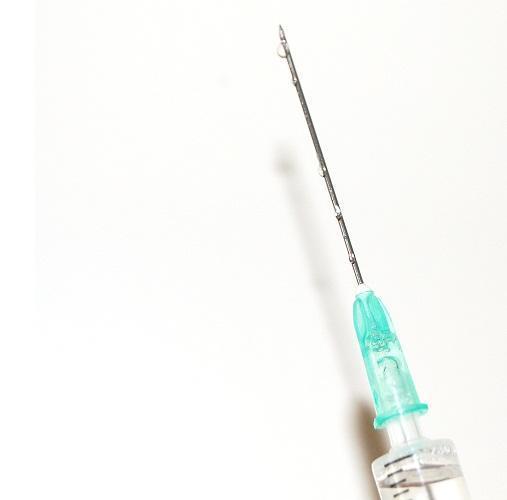 Cómo cargar un medicamento en una jeringa a partir de un vial