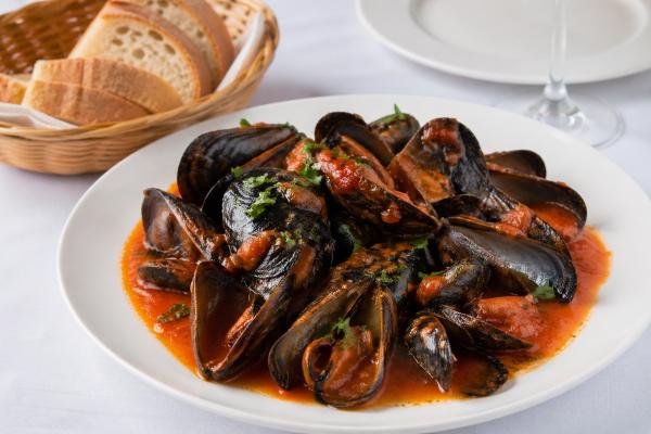 Cómo hacer mejillones a la marinera: receta gallega tradicional