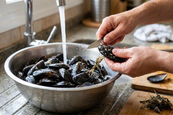 Cómo hacer mejillones a la marinera: receta gallega tradicional - Paso 1