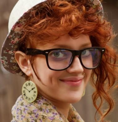 Los mejores cortes de pelo hipster para mujeres - El pelo rizado, ideal para mujeres hipster 