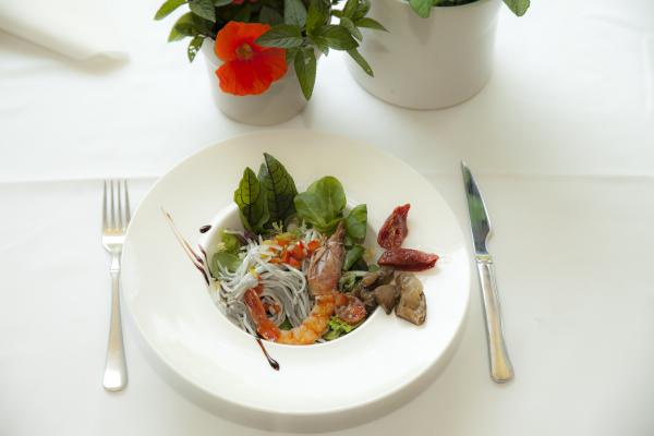 Ensaladas navideñas fáciles para triunfar este año - Ensalada de gulas y gambas