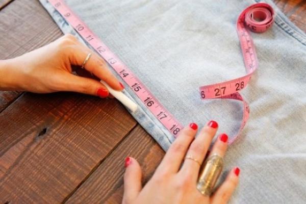 Cómo cortar un Jean para hacer un short - Paso 2