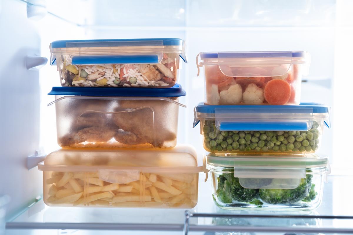 ¿Se puede meter la comida caliente en la nevera?