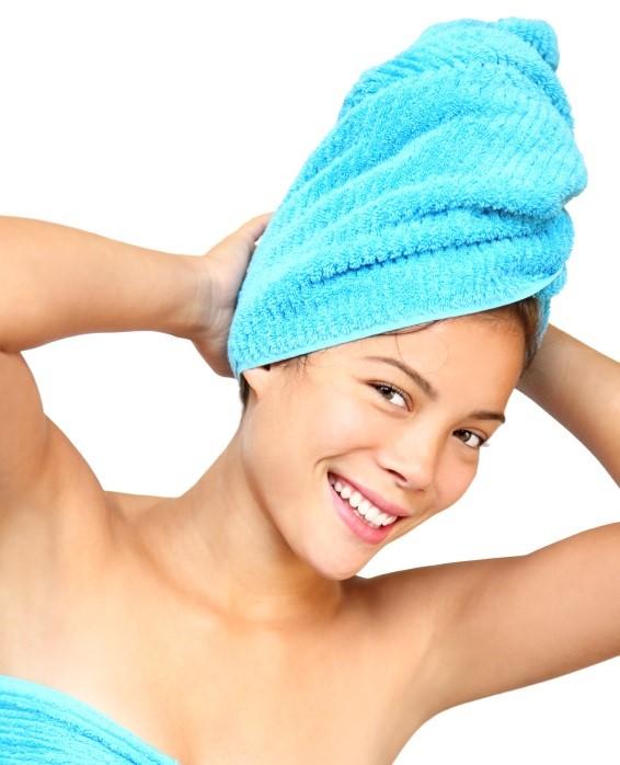 Trucos para secar el pelo más rápido - Prefiere las toallas de microfibra