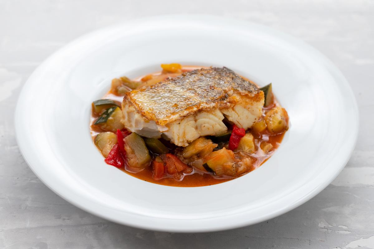 Bacalao con pisto de verduras: receta fácil y rápida