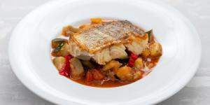 Bacalao con pisto de verduras: receta fácil y rápida