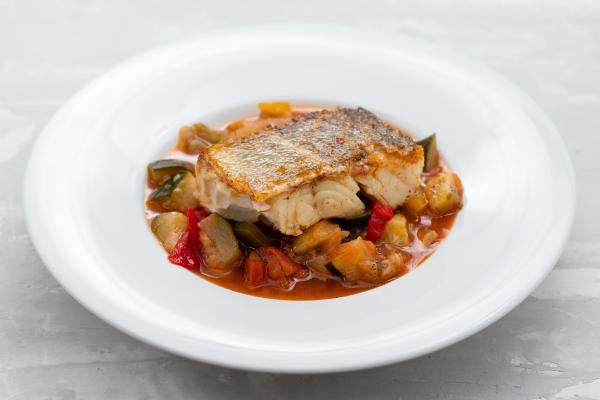 Bacalao con pisto de verduras: receta fácil y rápida