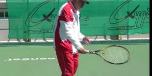 Cómo hacer un golpe de revés en el tenis