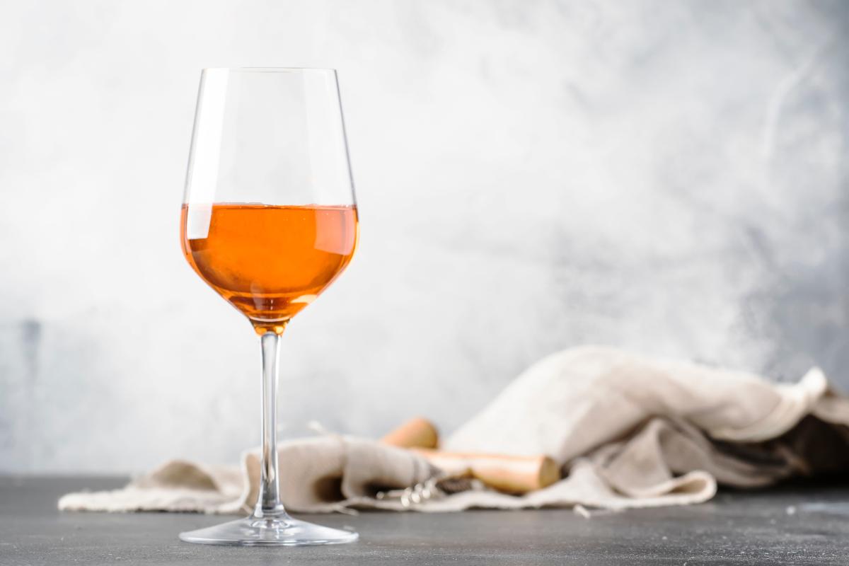 Vino naranja: qué es, cómo se hace y ejemplos para conocerlos y degustarlos