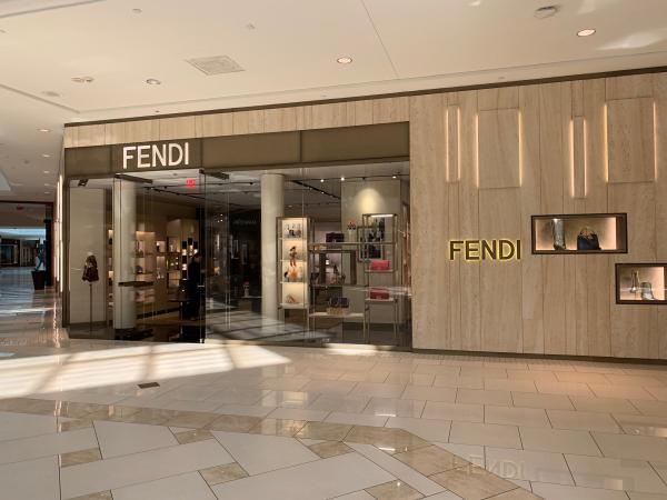 Las marcas de ropa más caras - Fendi: Innovación en pieles y accesorios de lujo