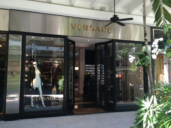Las marcas de ropa más caras - Versace: Glamour y estilo audaz con un toque mediterráneo